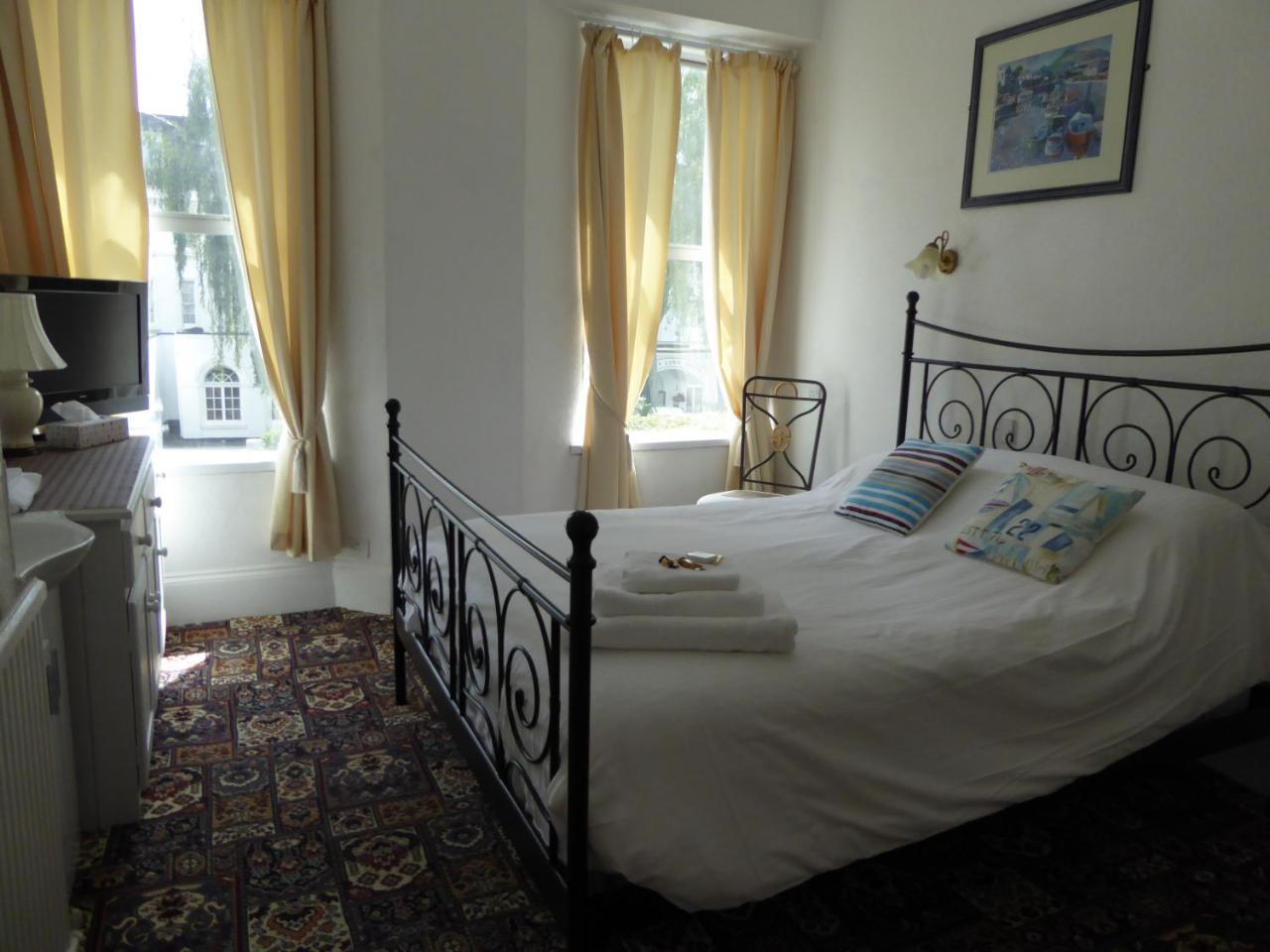 Brooklands Guest house 4*